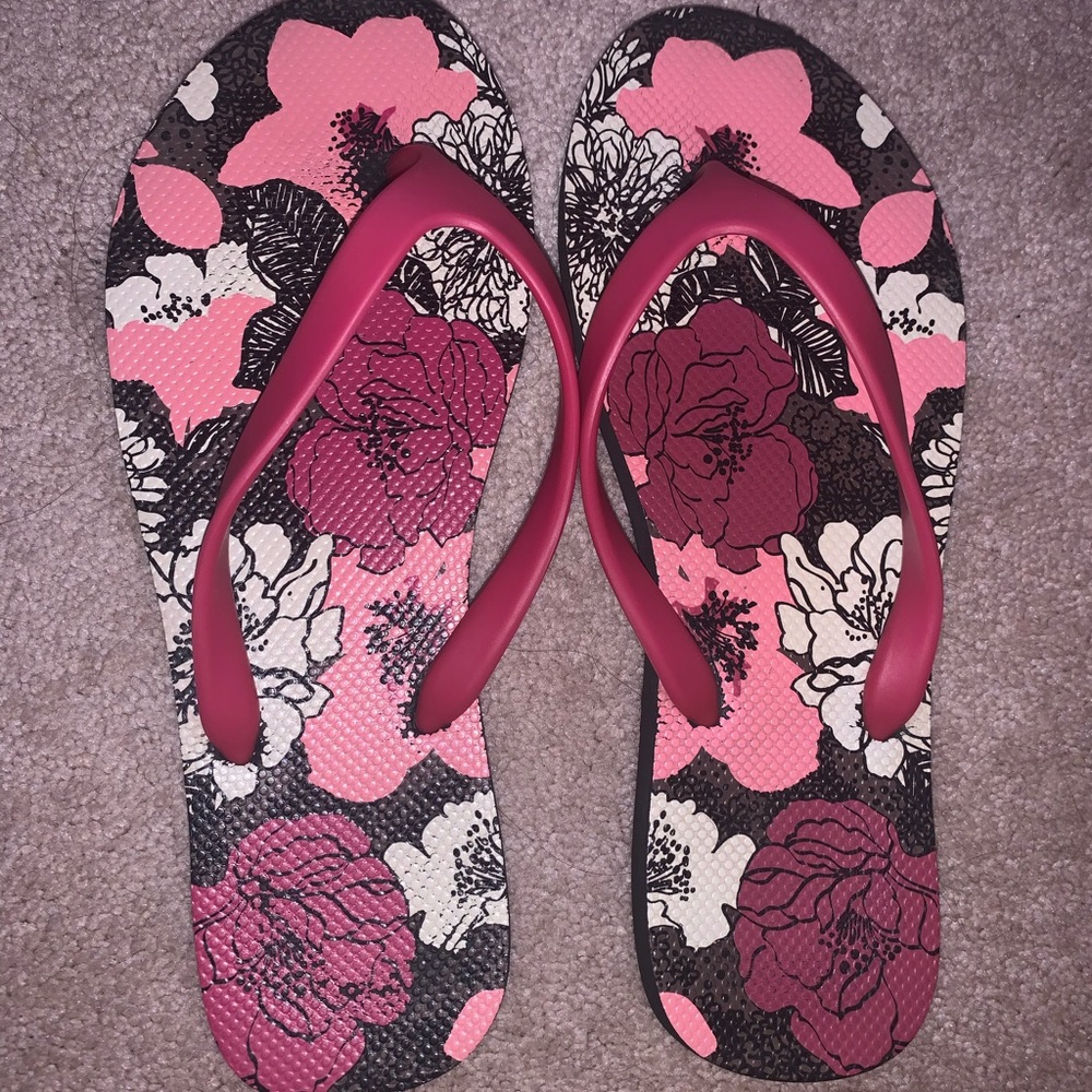 Vera Bradley Flip Flops in Mocha Rouge